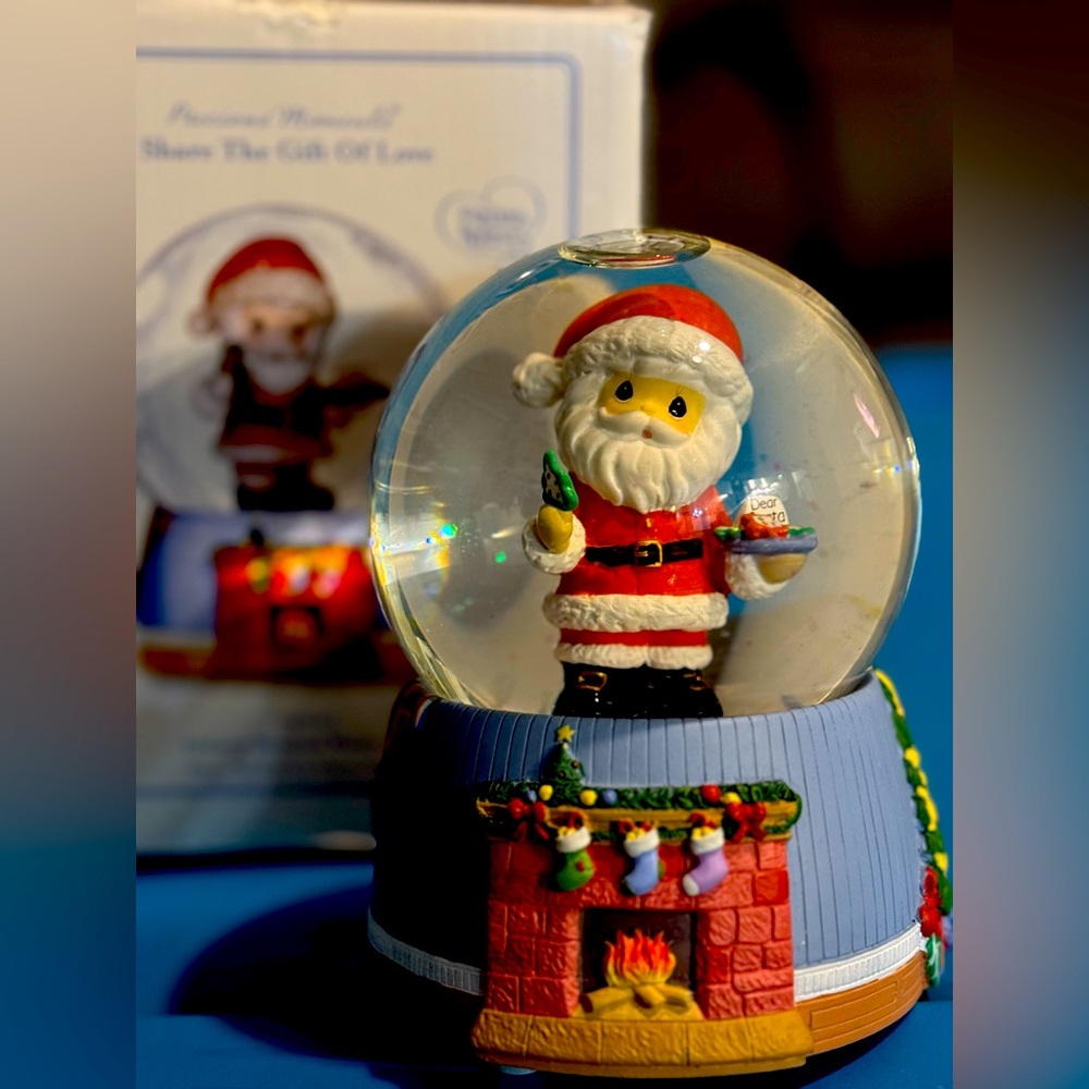 Precious Moments Share the Gift of Love Christmas Snow Globe 2013